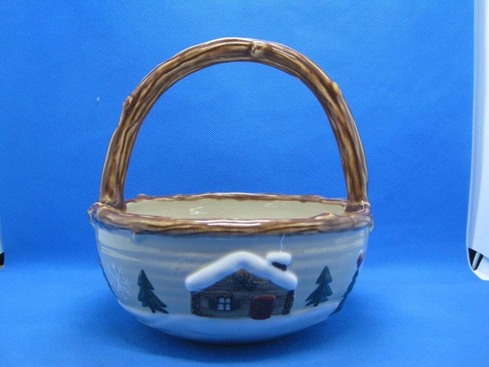 St Nicholas Square Hartland Round Ceramic Candy Snack Basket