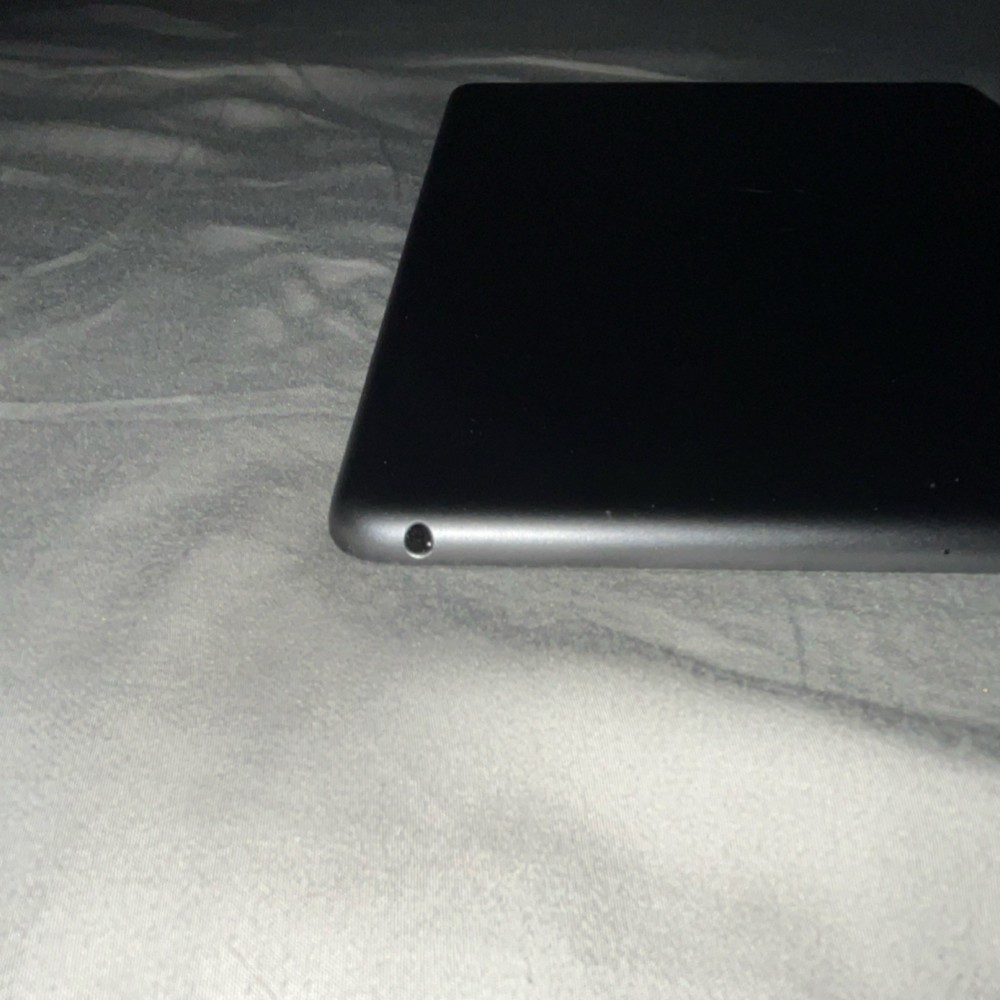 Apple iPad Gray Tablet Headphone Jack Lightning Connectivity