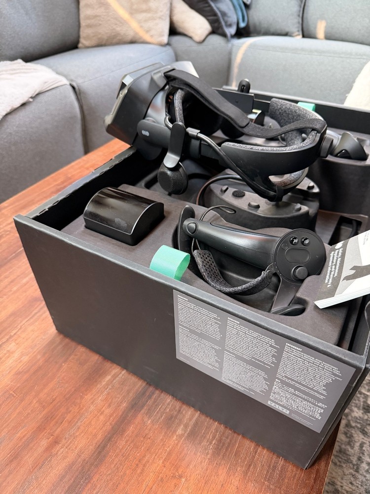 Valve Index 2.0 Full VR Kit, Controllers, and Base Stations (w/ Mounting gear)
