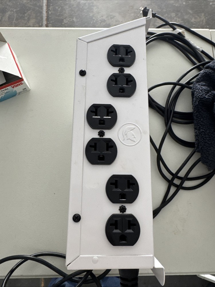 Titan Controls Helios 18, 12-Light 240 Volt Controller