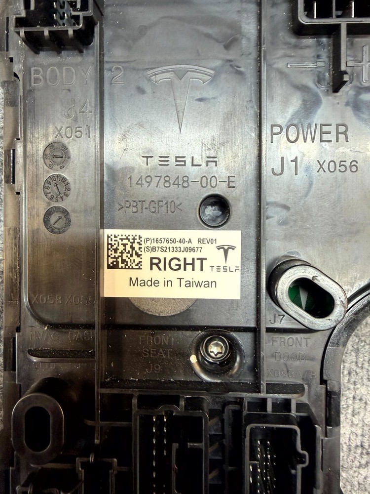 20-24 TESLA MODEL Y RIGHT LOW VOLTAGE CONTROLLER MODULE OEM, 1657650-40-A