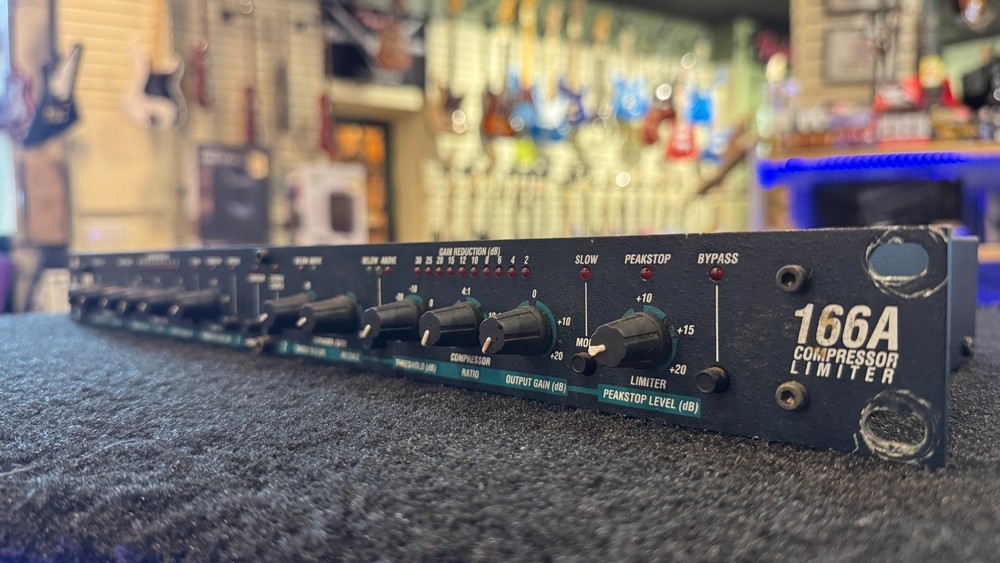 DBX 166A Rack Mounted Compressor / Limiter Rack Effect Module