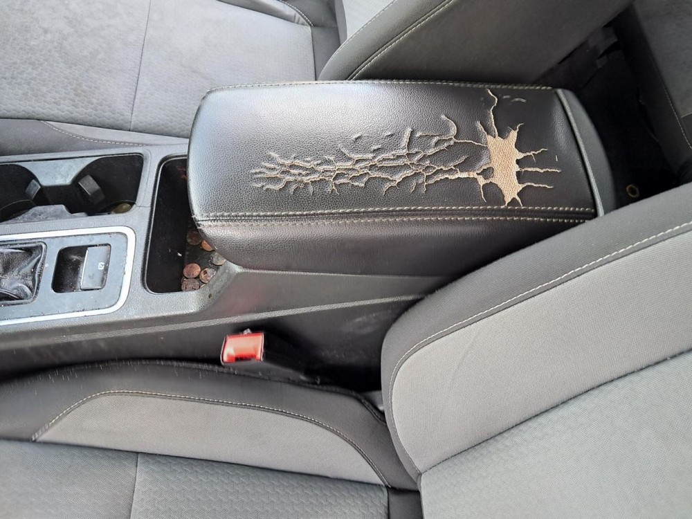 ESCAPE    2018 Glove Box 4753871