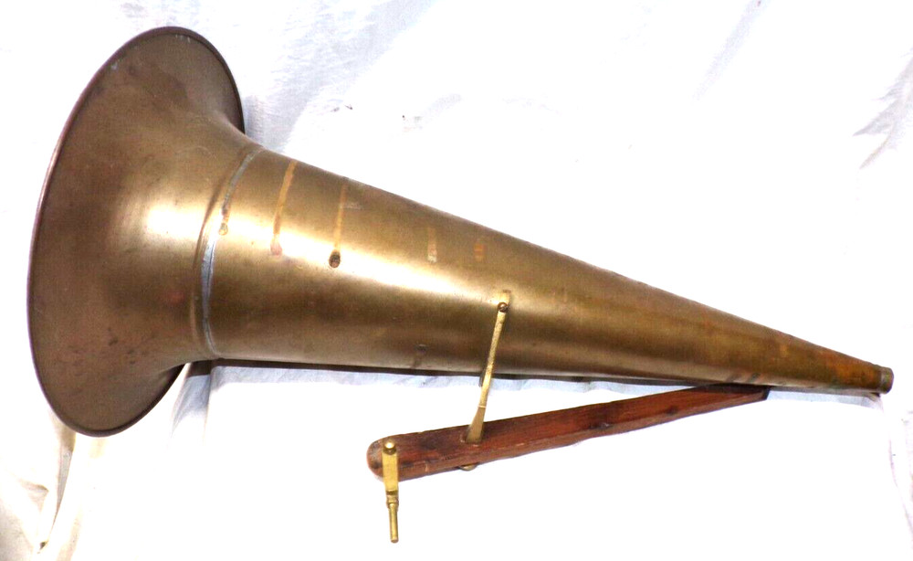DISC PHONOGRAPH 18" BRASS HORN AND MOUNT