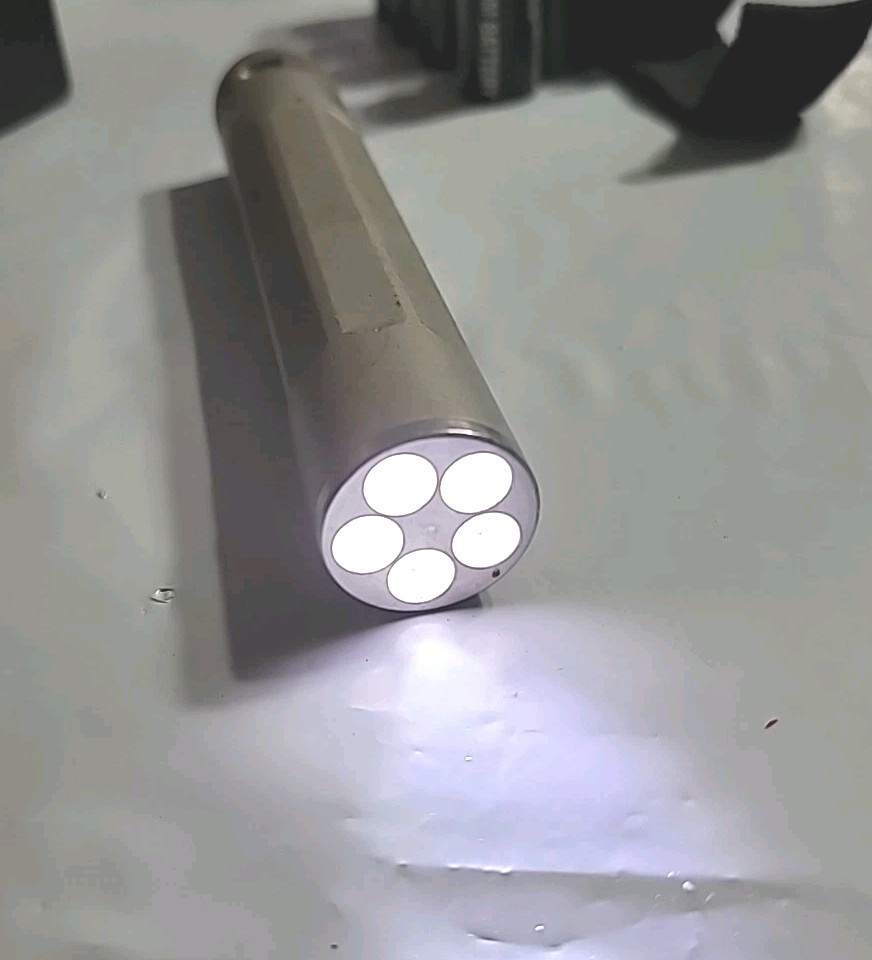 Snap-on ECF925 Flashlight W/8 Batteries. Used