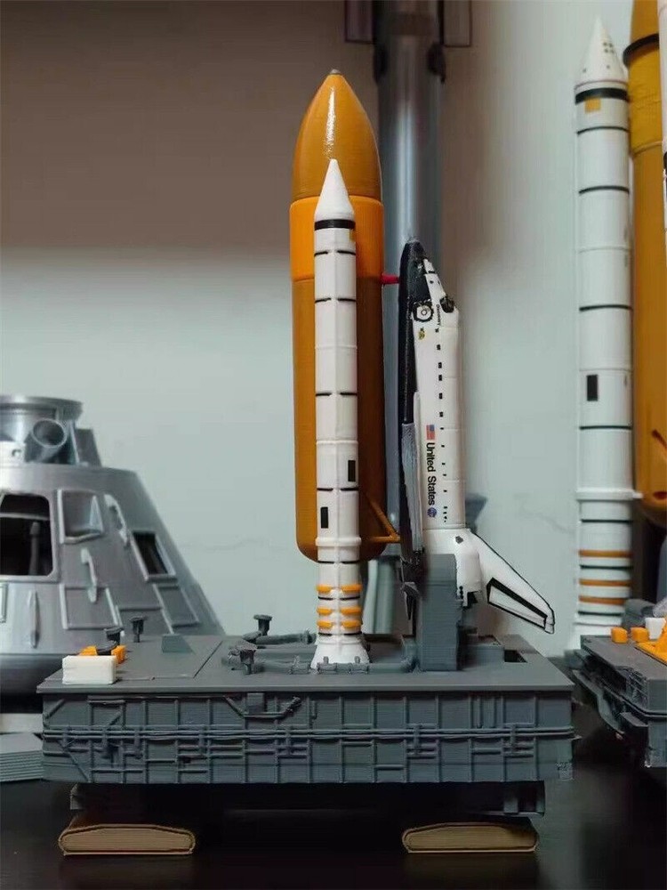 1/400 Space Shuttle Discovery with Launcher Platform Painted Collection Model