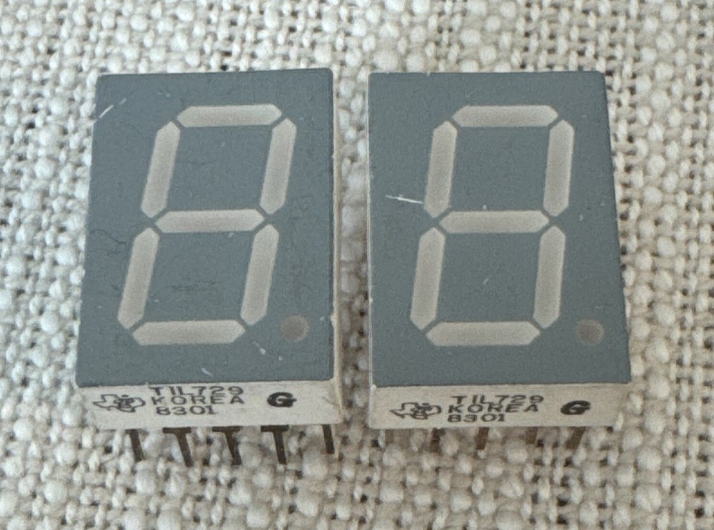 2 X TIL729 - Alpha Numeric 7 SEGMENTS Display - Texas Instruments Vintage Part