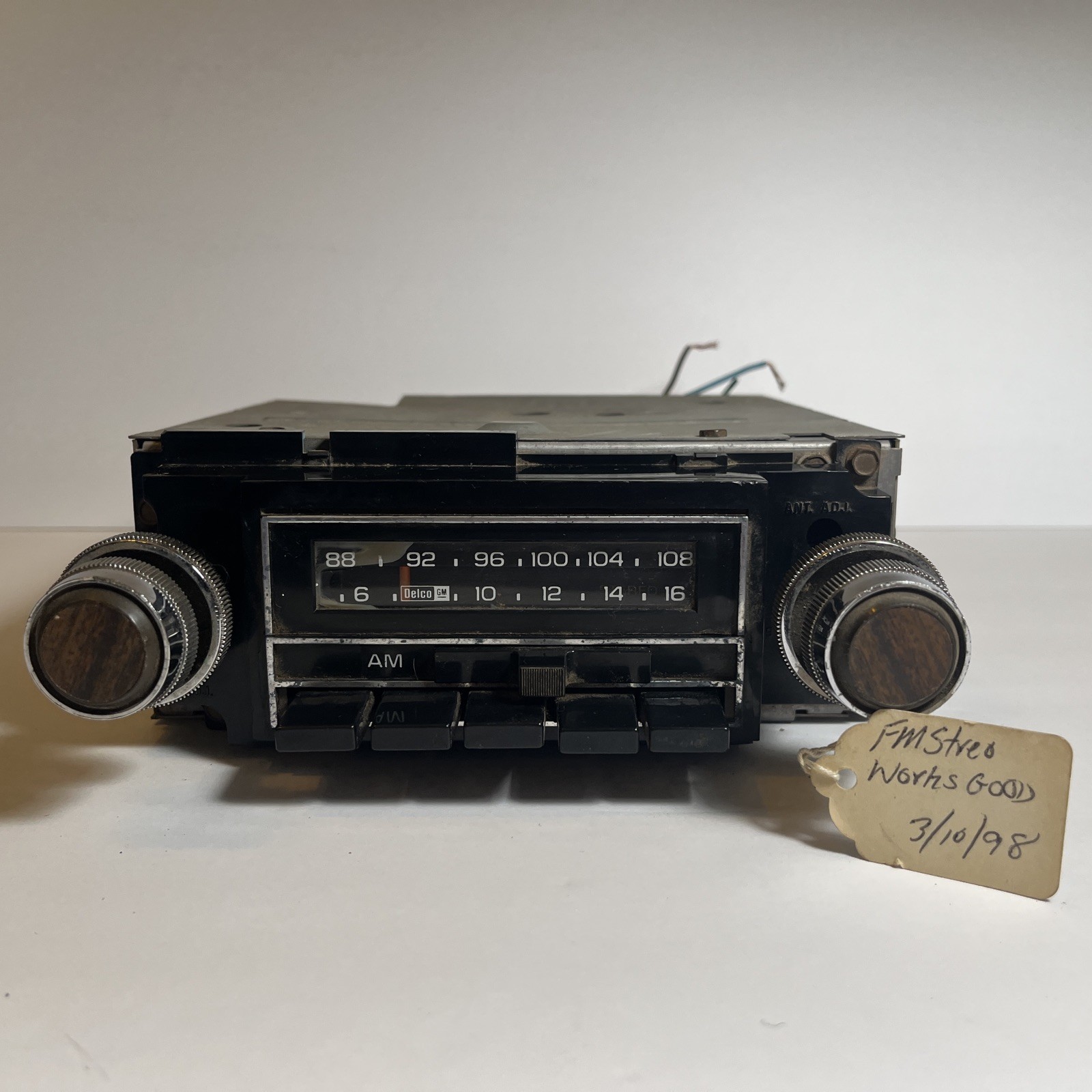 GM 1970's CHEVY AM/FM Radio 70HFP1  9345270 w/ Woodgrain Knobs