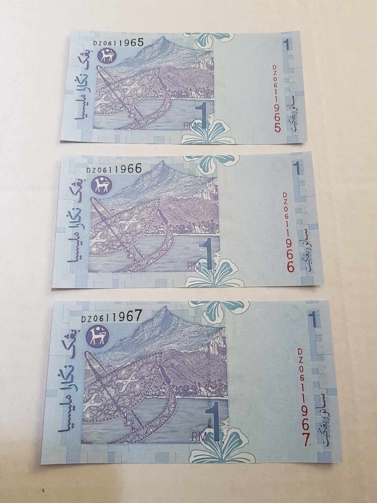 3x UNC Malaysia RM1 Ringgit Banknote RUNNING Serial no DZ0611965-7