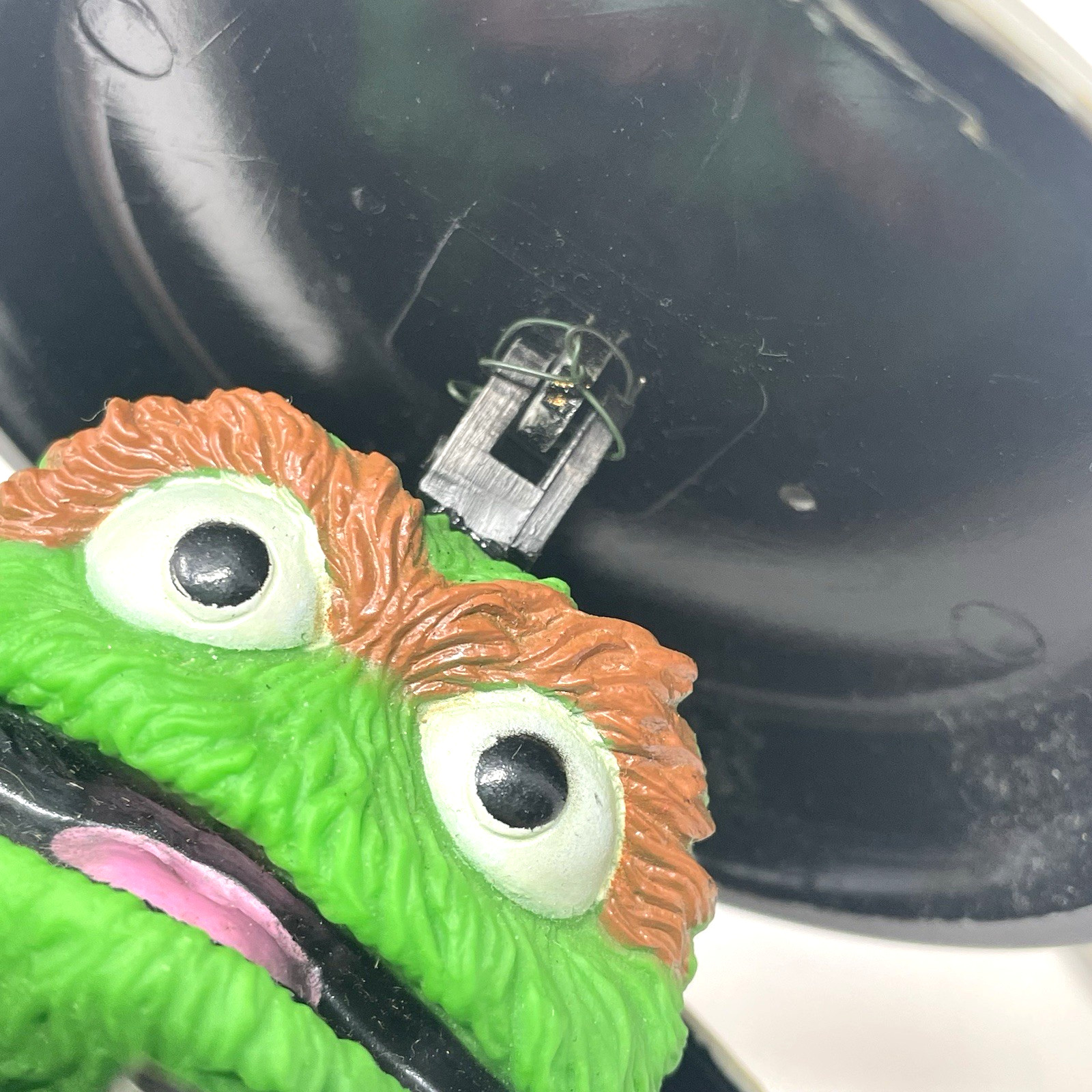 Vintage Sesame Street Oscar the Grouch Trash Can AM Transistor Radio 1970s w/Box