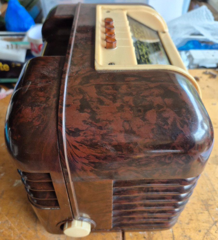 Bush DAC 10 Compact Bakelite Valve Radio c1950, does work