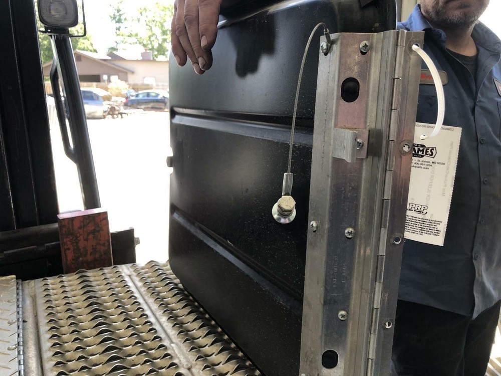 2018 PETERBUILT DRIVER SLEEPER DOOR