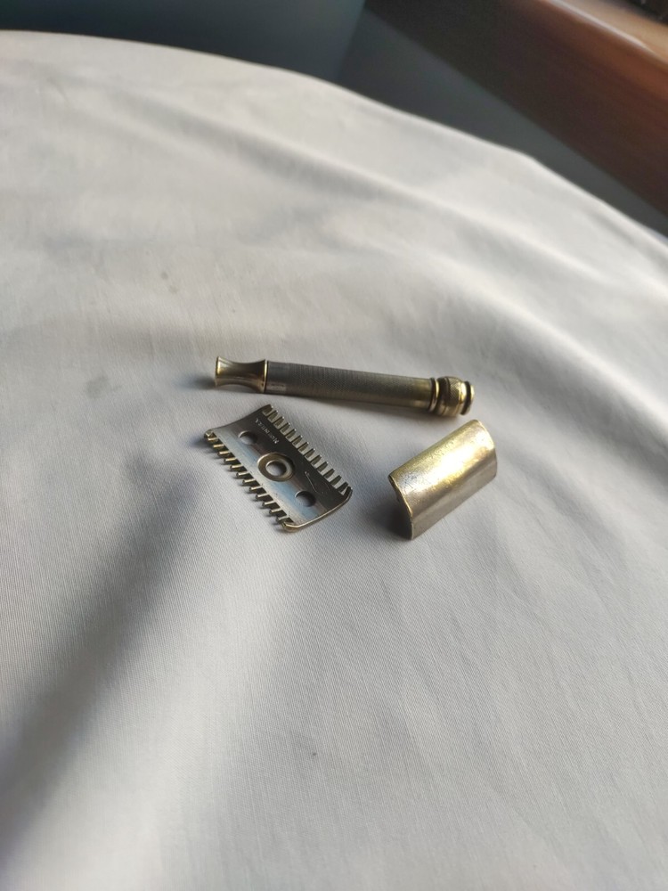 Gillette Old Type Open Comb DE Safety Razor Gold and Silver Tone (No Date Code)