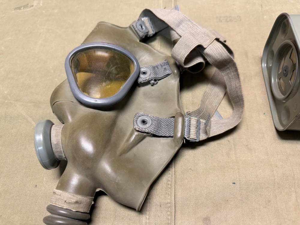 ORIGINAL WWII US ARMY INFANTRY M2A1 M1A9 GAS MAKS U & CANISTER