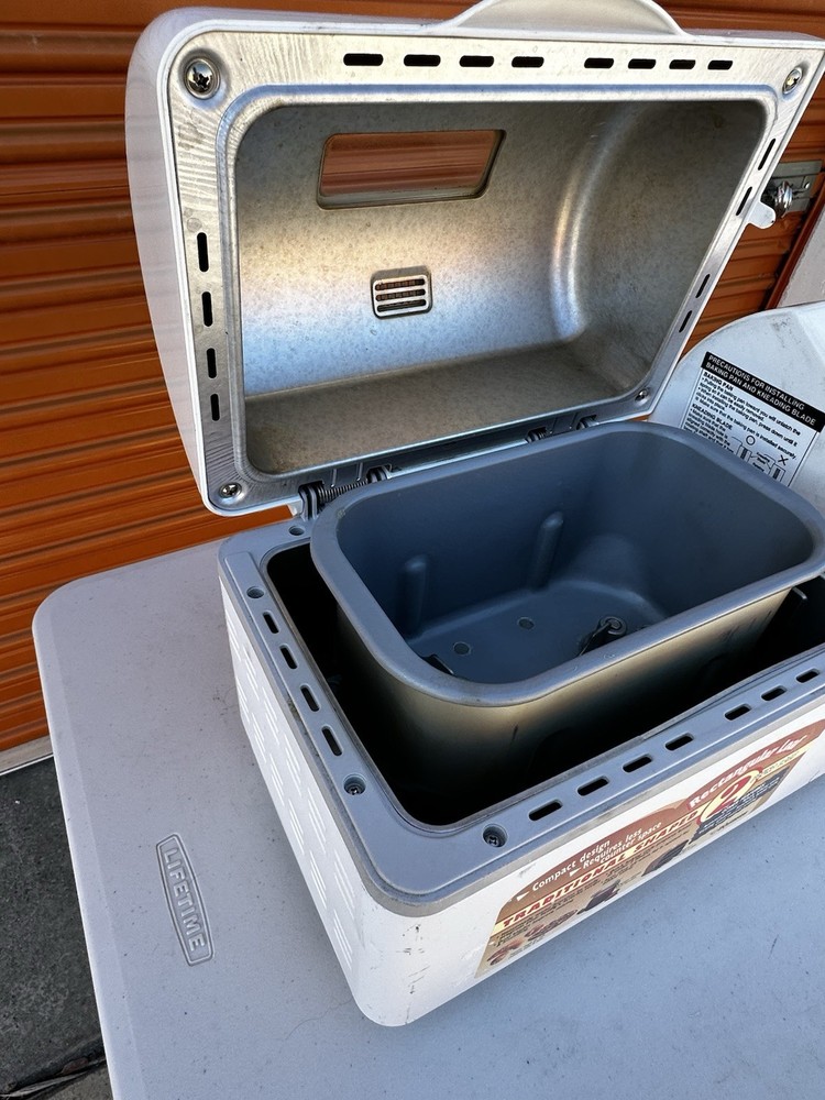 Zojirushi Bread Machine White 2 lb Crust Control Timer Cake Function bbcc-v20