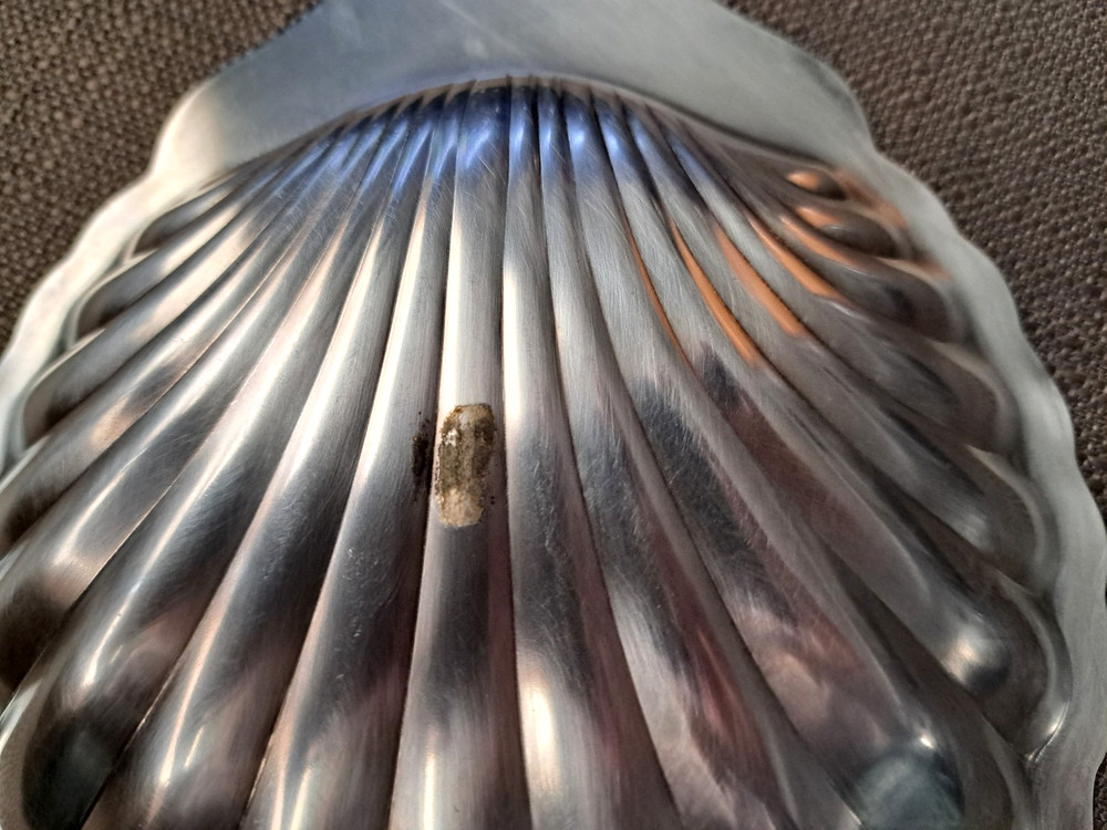 Oneida Silversmiths - 7 1/2" x 6" - Shell Shaped Nut Dish