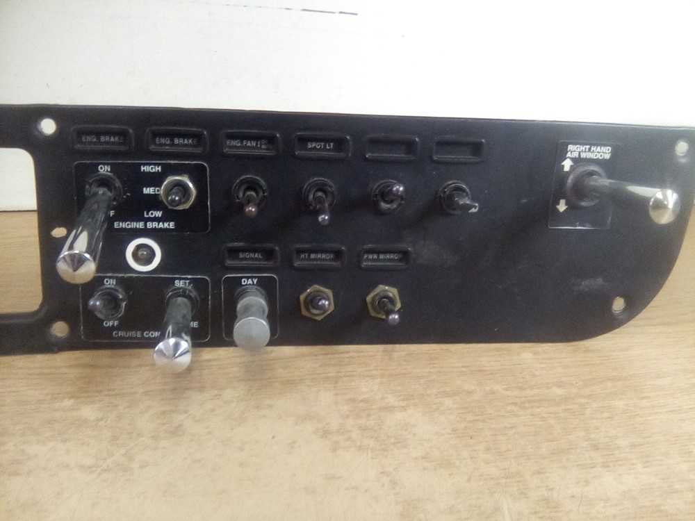 Peterbilt 387 17-04241-2E00 Dash Switch Panel