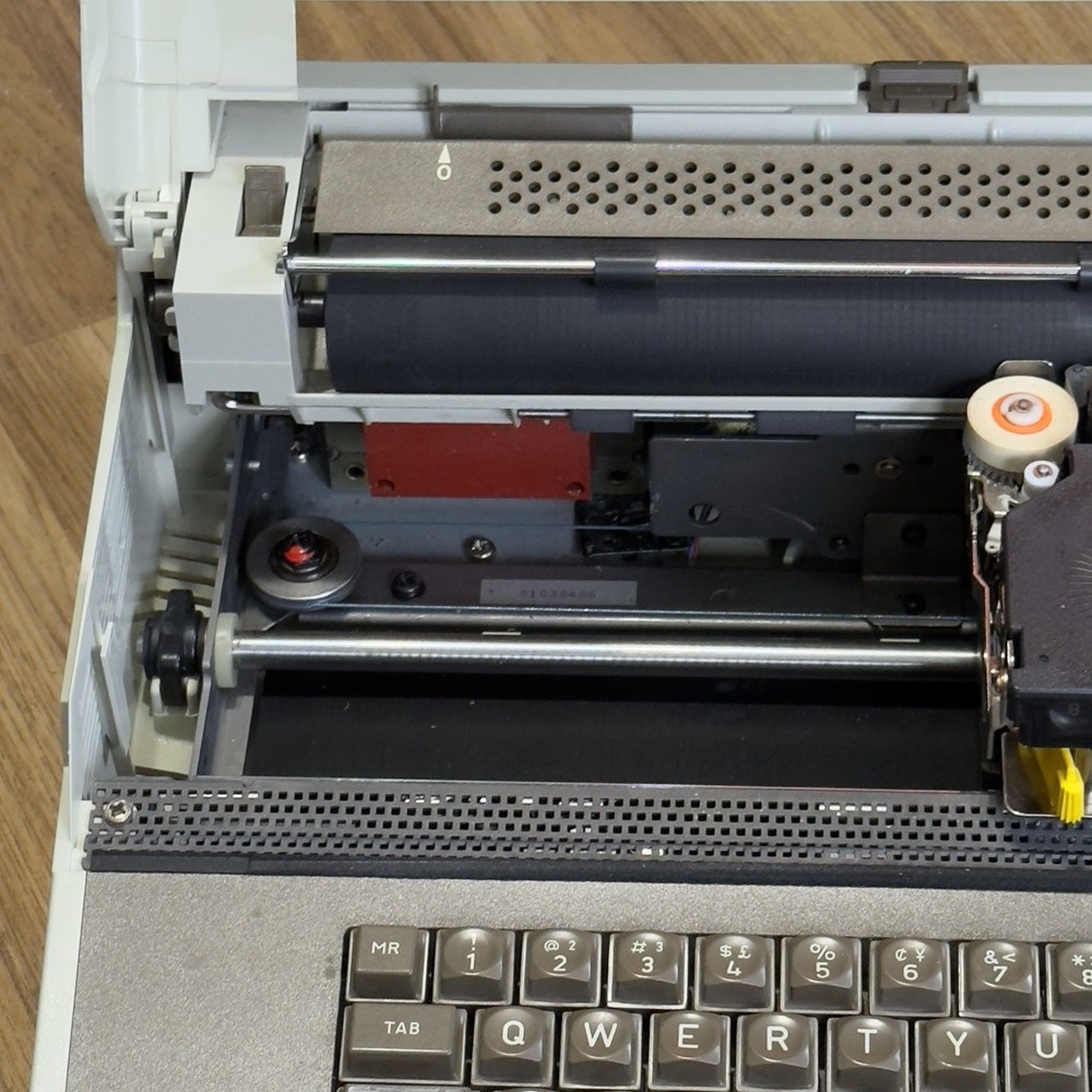 Royal Alpha 2002 Typewriter w/ Hard Case - Tested - Read Desc