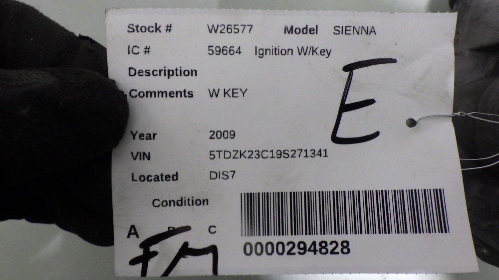 09 TOYOTA SIENNA Ignition W/Key