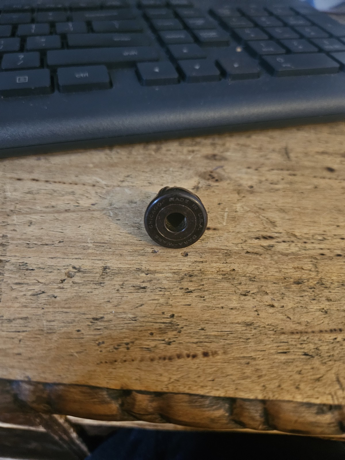 ONE GOOD USED VINTAGE SMALL BROWN BULLET BAKELITE RADIO KNOB 1/4 INCH SHAFT