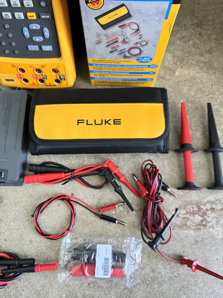 Fluke 754 Documenting Process Calibrator W / NEW TLK287 LEADS & EXTRA BATTERY