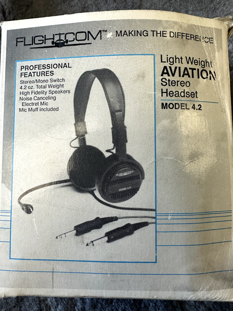 FLIGHTCOM LIGHT WEIGHT AVIATION HEADSET MODLE 4.2