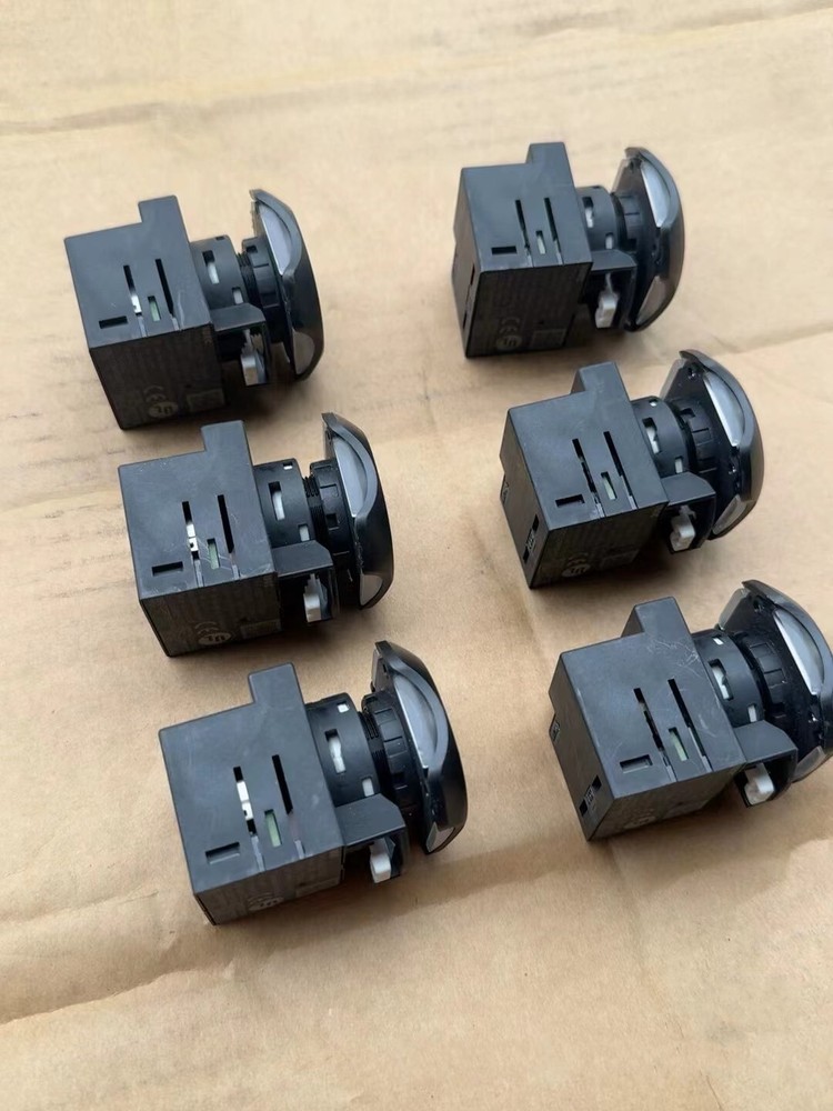 1PCS Used KW2D-R100Q4E button switch #N936P YF