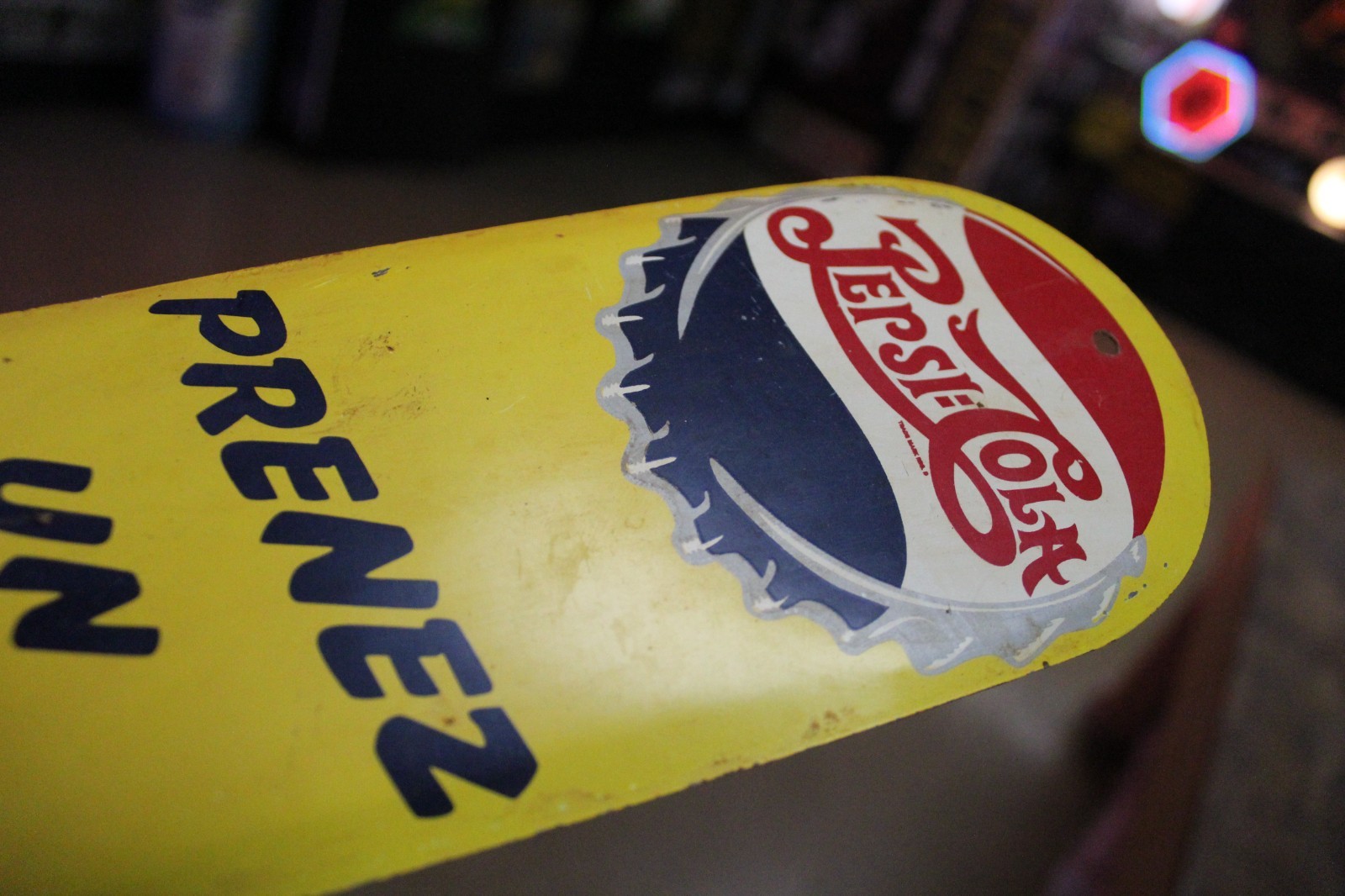 RARE 1950s PRENEZ UN PEPSI COLA STAMPED PAINTED METAL DOOR SIGN POP SODA COKE