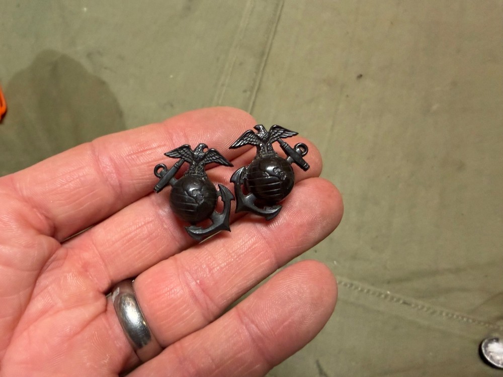 ORIGINAL WWII USMC MARINE INFANTRY EGA COLLAR TUNIC JACKET BAKELITE NSIGNIA-PAIR