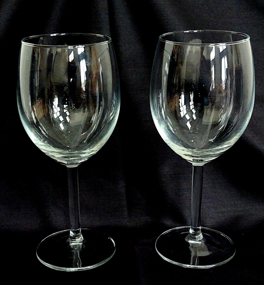 CLEAR GLASS WINE GLASSES 2