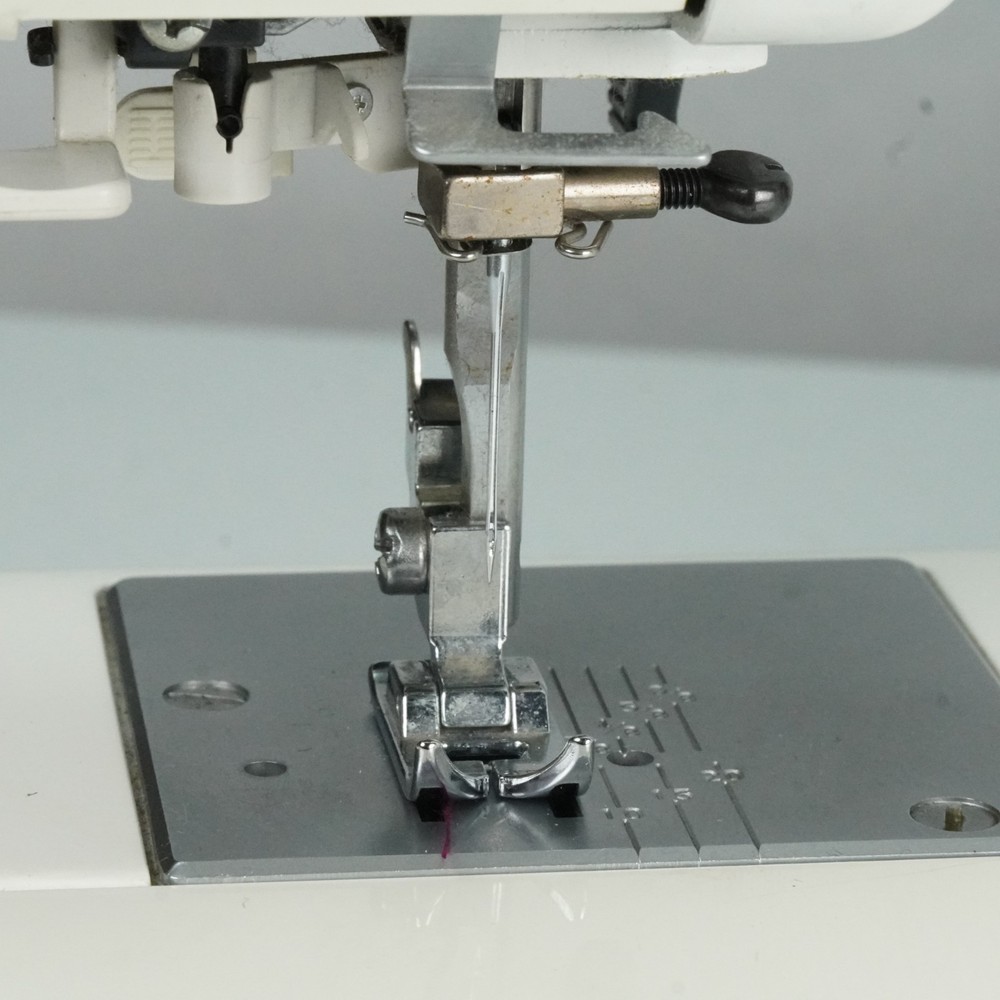 Usha Janome Automatic Stitch Magic Sewing Machine with 57 Stitch Function w/Case