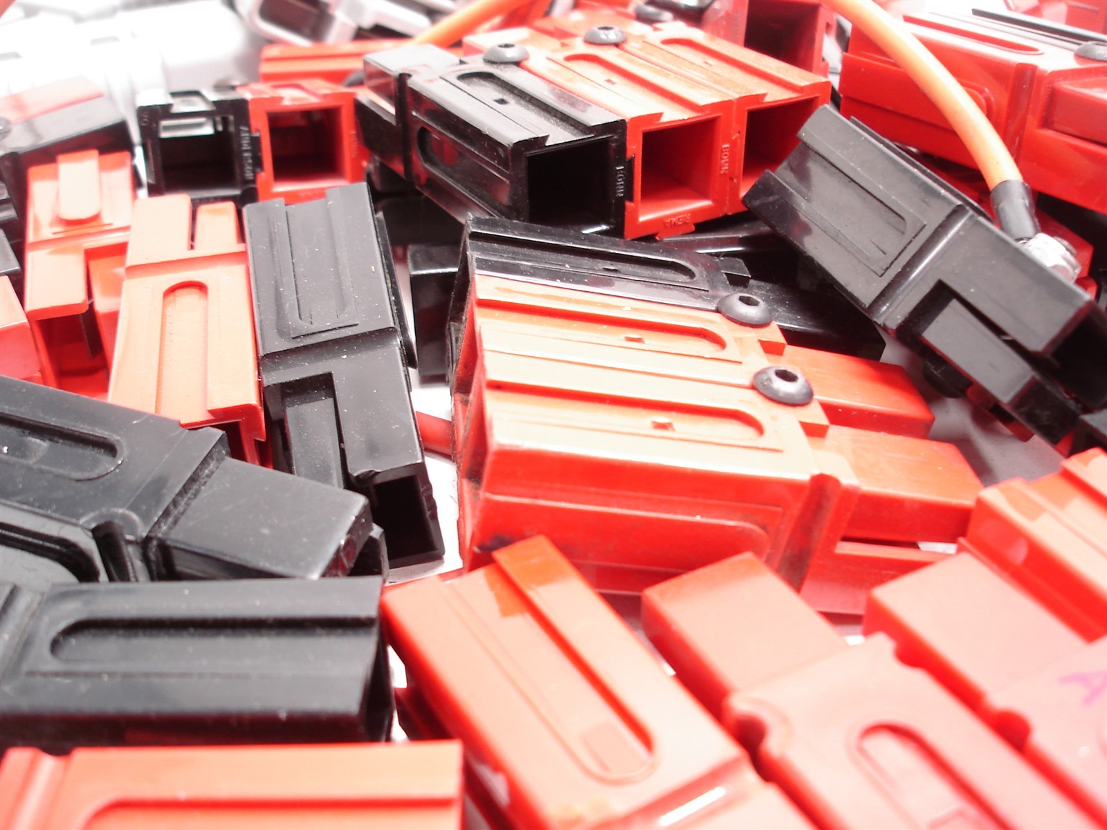 165 TOTAL NASCAR ASSORTED ANDERSON QUICK CONNECT BATTERY WIRE CONNECTOR HOUSINGS