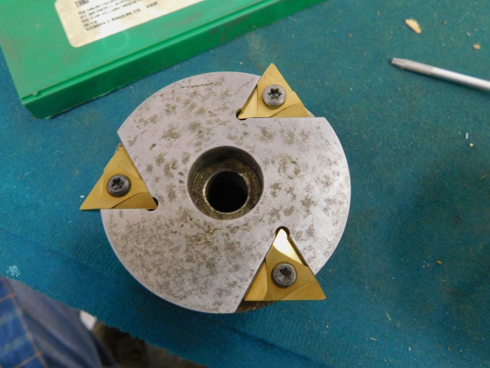 2.75" Diameter Thread or Grooving Head 1.0" Arbor Mount Hole with New Inserts