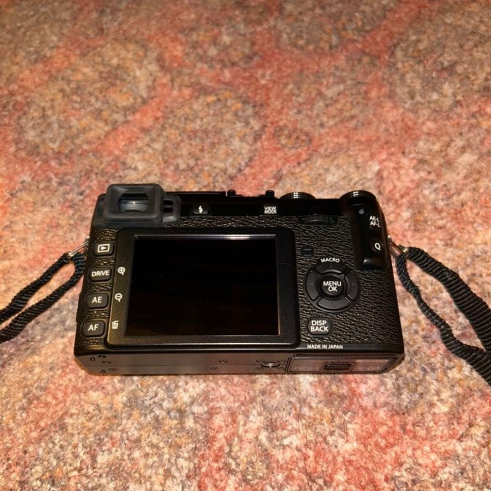 FUJIFILM X-E1 Mirrorless Camera Black