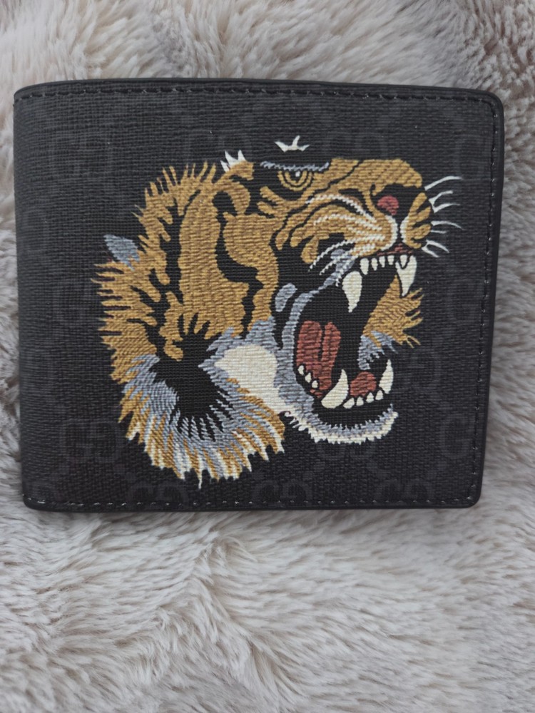 Lion wallet to hold bills and cards