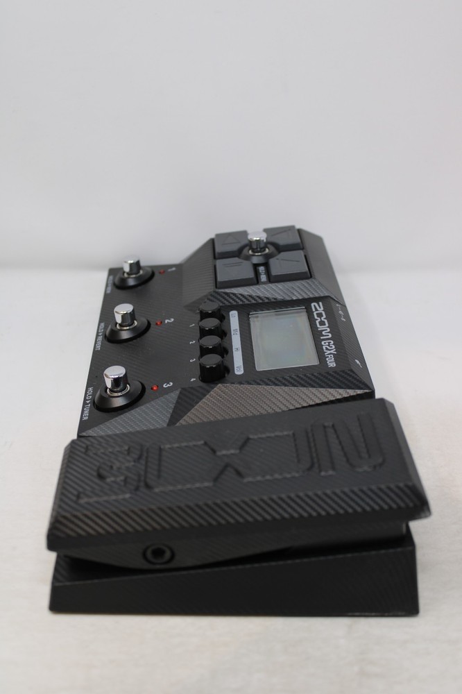 Zoom G2X Four Guitar MultiEffects Processor with Expression Pedal + Box