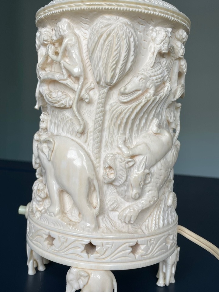 OUTSTANDING INRICATELY CARVED TABLE NIGHT LAMP