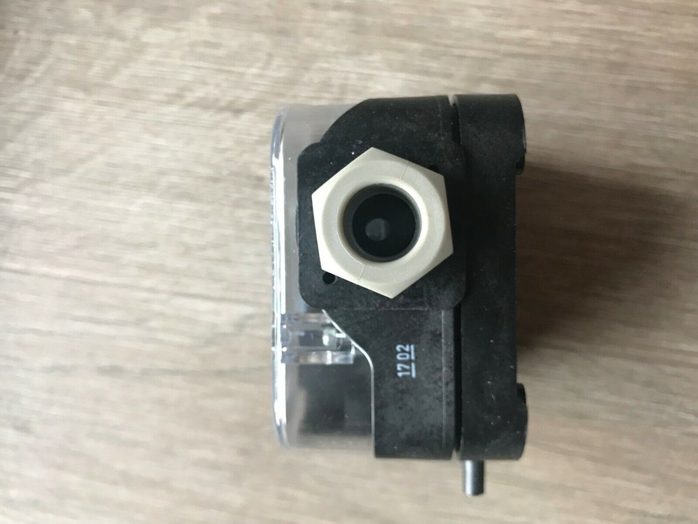 One New DUNGS LGW10A2 Pressure Switch In Box