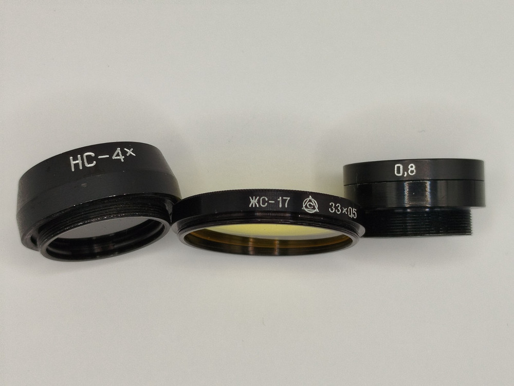 Eyepieces and light filters for microscopes