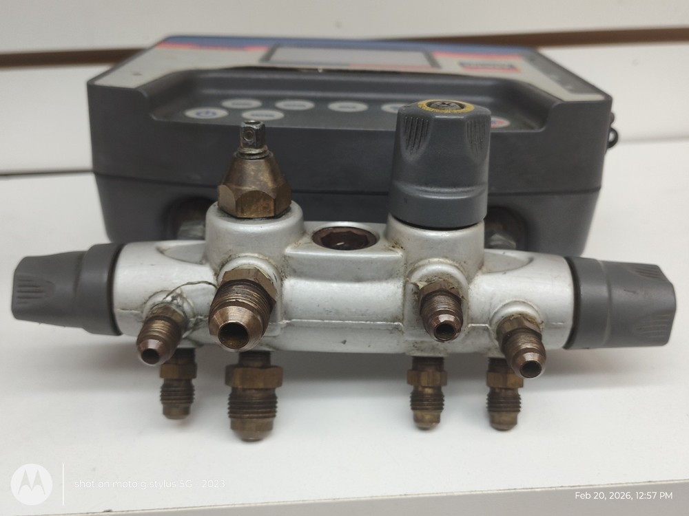 YELLOW JACKET 40815 REFRIGERATION SYSTEM ANALYZER ..MISSING LEFT KNOB!!!