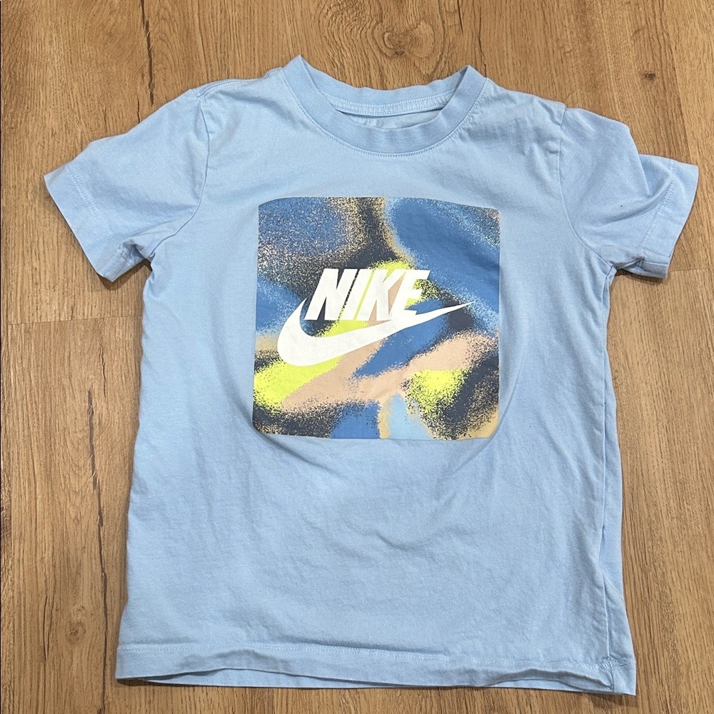 Boys Nike Graphic Tee and Shorts Set Size Small Light Blue Yellow