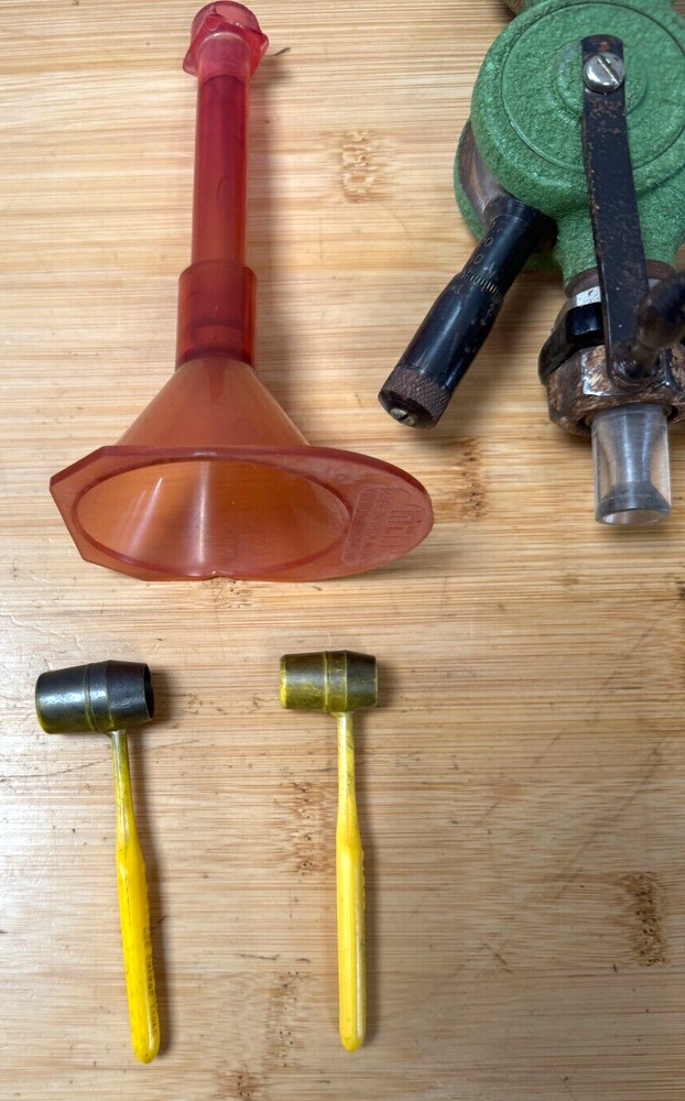 Redding Reloading Universal Powder Measure on Bracket w/2 Scoops & Funnel