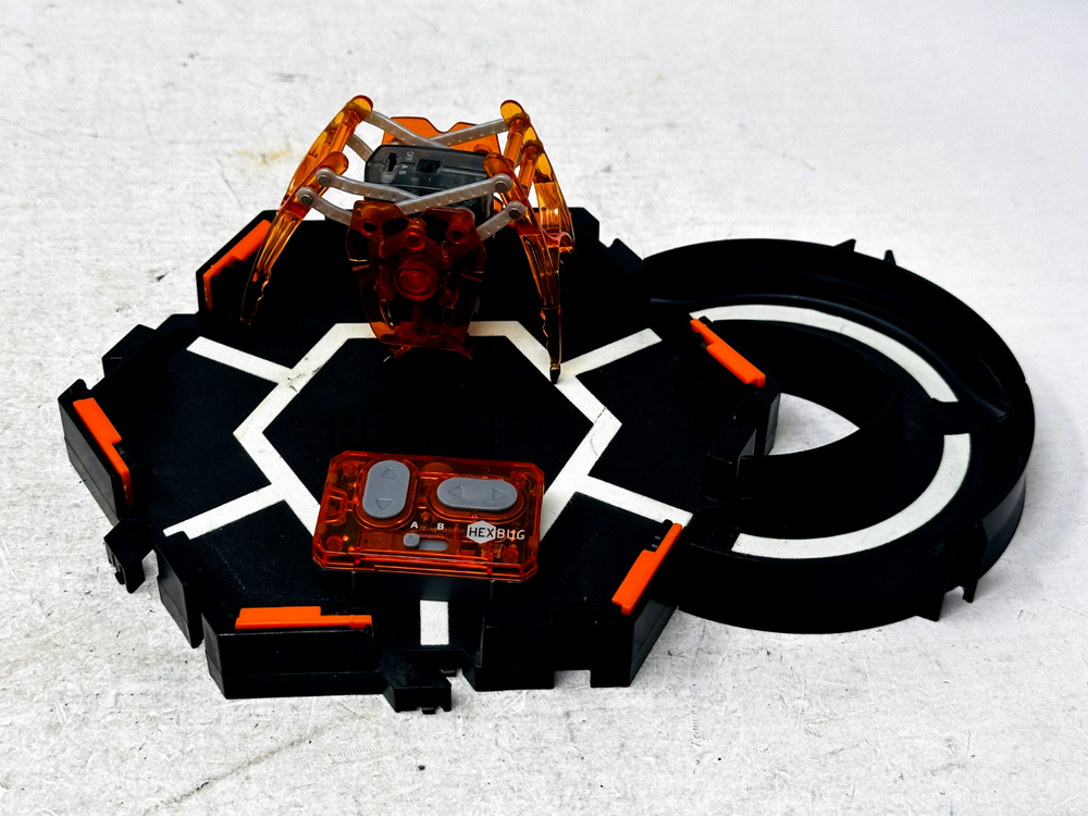 HEXBUG Battery Powered Micro Robotic Creatures Bugs Inchworm w/ Platform