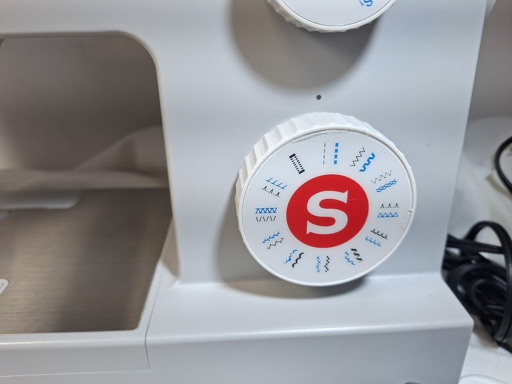 Singer Heavy Duty 44S Sewing Machine Pristine Condition, Barely Used Machine