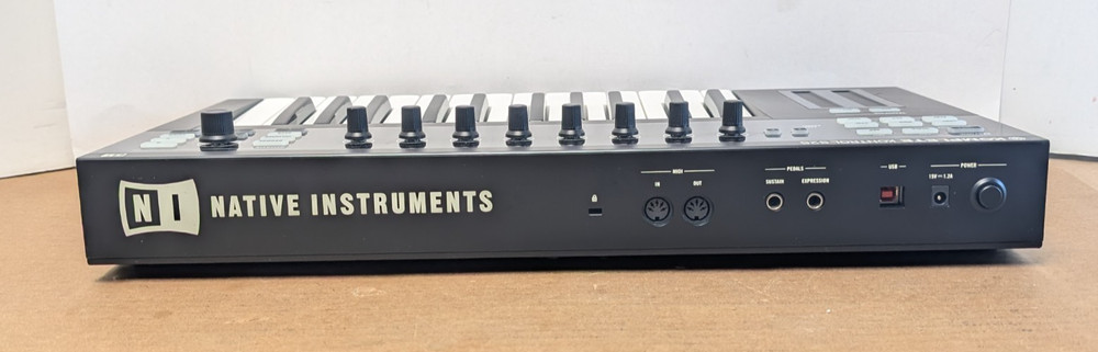 Native Instruments Komplete Kontrol S25 Semi-Weighted Keyboard Controller