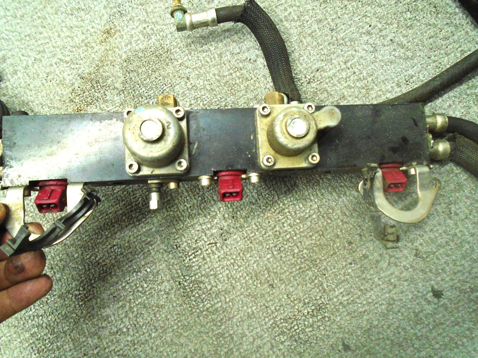 USED PORT & STARBOARD FUEL RAILS W INJECTORS 884430T07 MERCURY OUTBOARD