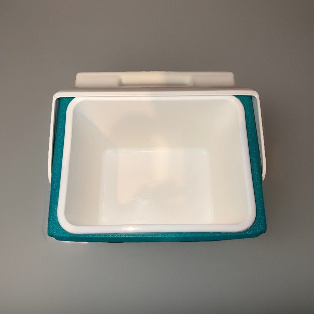 IGLOO Playmate Mini 4 QT Hard Cooler Throwback Retro