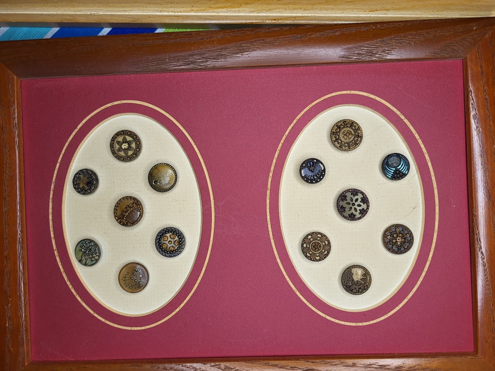 VINTAGE DECORATIVE CELLULOID BUTTONS