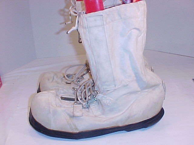 ORIGINAL, RARE & VERY GOOD Condition Arctic Mukluks In White (Size Large)