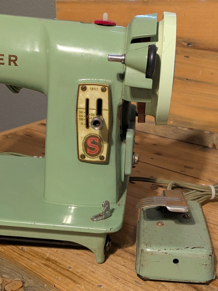 SINGER Model 185J Sewing Machine